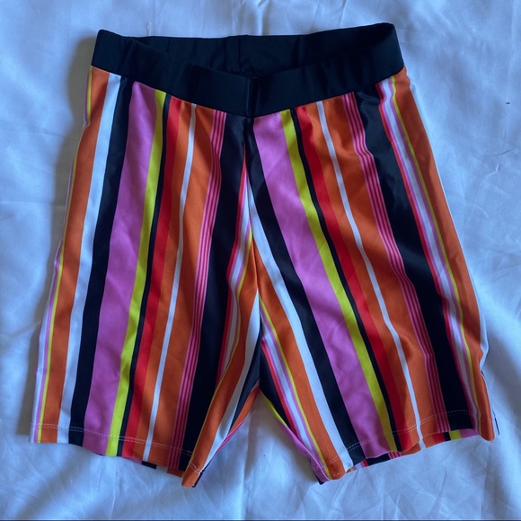 Striped biker shorts and crop top set - Picture 6 of 7